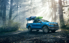 Синий пикап Ford Ranger FX4 Lariat, 2019 года в лесу 