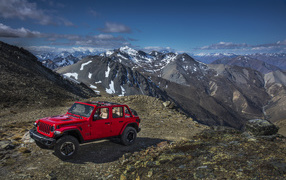 Красный Jeep Wrangler в горах