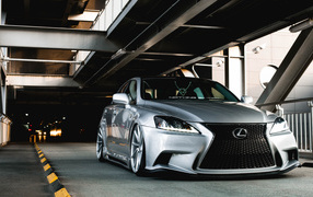 Серебристый автомобиль Lexus IS в тоннеле 