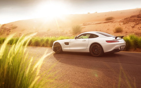 Белый спорткар Mercedes-AMG GT-S в лучах солнца