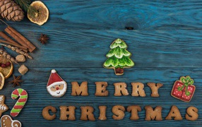 Печенье с надписью Merry Christmas на голубом столе