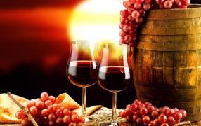Два бокала вина на столе с бочкой и гроздьями винограда 