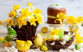 Букет весенних цветов на столе с пасхальными яйцами