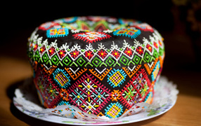 Красивый дизайнерский пасхальный кулич на праздник Пасха