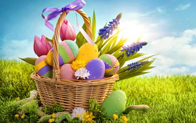 Большая корзина с пасхальными яйцами и весенними цветами на фоне голубого неба на Пасху