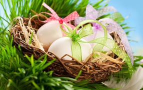 Яйца с бантами в гнезде на Пасху