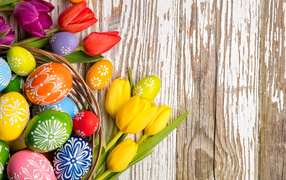 Крашеные яйца и тюльпаны на Пасху, фон для открытки