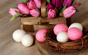 Крашеные яйца с корзиной розовых тюльпанов на Пасху