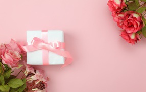 Розы с подарком на розовом фоне шаблон для открытки на 8 марта