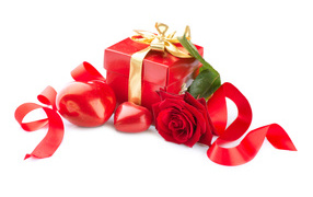Подарок в красной коробке на белом фоне с красными сердечками и красной розой, подарок любимой на 14 февраля
