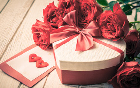 Красивая подарочная коробка в форме сердца и букет роз в подарок на 14 февраля 