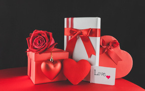 Подарки с красной розой и сердцем на 14 февраля 