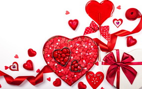 Коробка в форме сердца с конфетами на белом фоне подарок на День Святого Валентина