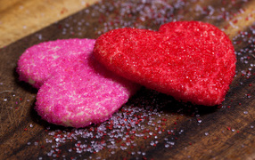 Два печенья в форме сердца в сахаре на День Святого Валентина 14 февраля