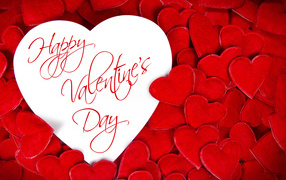 Белая валентинка с красными сердечками на День Святого Валентина 14 февраля 