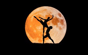 Пара танцует балет на фоне большой оранжевой луны на черном фоне