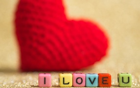 Кубики с буквами я тебя люблю на фоне красного сердца