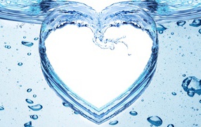 Сердце из воды на белом фоне