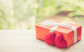 Красная подарочная коробка с красными сердечками