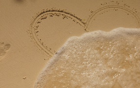 Сердце на песке смывает волной