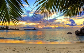 Красивый закат в небе на тропическом пляже 