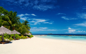 Красивый тропический пляж на Мальдивах под голубым небом
