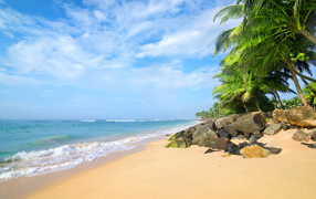 Большие камни на тропическом пляже у океана