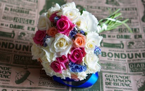 Красивый свадебный букет из роз лежит на газете