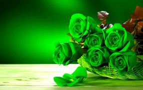 Букет зеленых роз в корзине