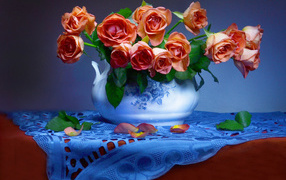 Букет оранжевых роз в вазе на столе 