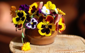 Букет цветов анютины глазки в вазе