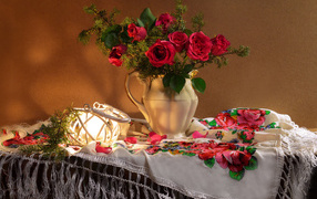 Букет роз в вазе на столе  с красивой скатертью 