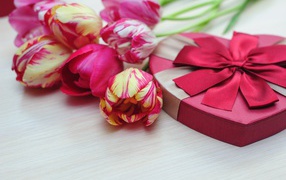 Букет тюльпанов и коробка конфет в подарок