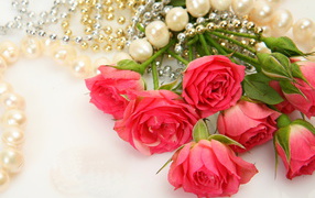 Красивый букет розовых роз с бусами