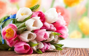 Букет розовых и белых тюльпанов на столе