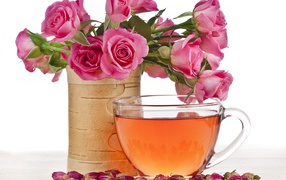 Букет розовых роз с чашкой чая на белом фоне