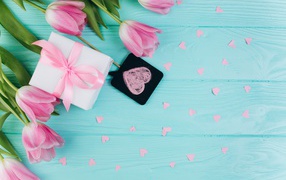 Букет розовых тюльпанов и подарок на голубом фоне