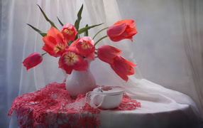 Букет розовых тюльпанов на столе со шкатулкой