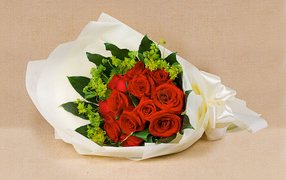 Букет красных роз с белым бантом