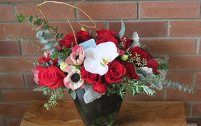 Букет с цветами анемоны, розы и орхидеи у стены 