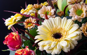 Букет с цветами герберы, розы и хризантемы