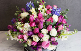 Букет с цветами розы, тюльпанов, маттиолы, и гиацинта 