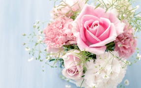 Букет с розами и розовыми пионами на голубом фоне