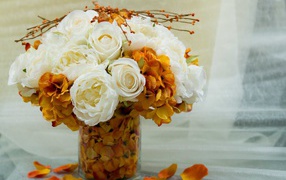 Букет с белыми розами, пионами и цветами гортензии в вазе