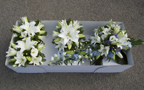 Букеты с белыми цветами лилии и эустомы
