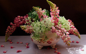Розовые цветы люпина с полевыми цветами в вазе
