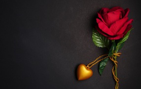 Красная искусственная роза с кулоном в форме сердца