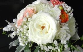 Свадебный букет с цветами роз, хризантем и лютиков