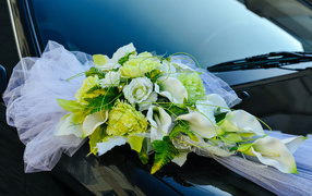 Wedding bouquet with roses and callas
