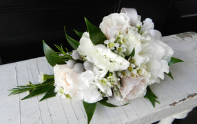 Свадебный букет с цветами розы и эустомы